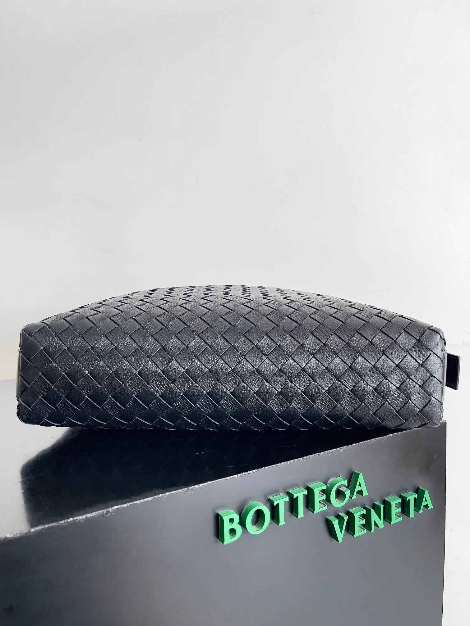 Batch 2800 BOTTEGA VENETA's new Traveler deerskin series is here! The travel season is coming soon, and I believe you must need a large-capacity and simple bag. This new Traveler is very in line with the current travel craze. The whole bag is designed with deerskin and is made of the highest quality leather. It feels tougher to the touch. The super large capacity is suitable for short trips. Traveling with friends and family does not require carrying heavy luggage. It is also very convenient for friends who often travel for work. You can carry two changes of clothes and a computer with you. It also comes with an adjustable shoulder strap to free your hands. Style number: 806974 Size: 44*33*9cm